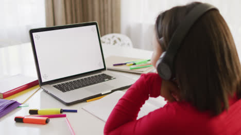 Video-Eines-Asiatischen-Mädchens-Beim-Online-Unterricht-Auf-Einem-Laptop-Mit-Kopierplatz