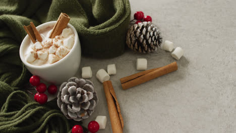 Video-Einer-Tasse-Heißer-Schokolade-Mit-Marshmallows-Und-Einer-Warmen-Decke-Auf-Grauem-Hintergrund