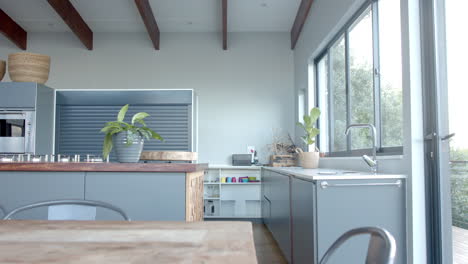 Moderne-Küche-Mit-Grauen-Möbeln-Und-Kopierraum,-Zeitlupe