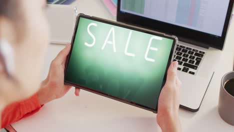 Kaukasische-Frau-Am-Schreibtisch-Mit-Tablet,-Online-Shopping-Während-Des-Verkaufs,-Zeitlupe