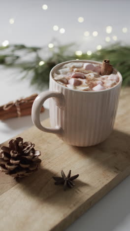 Vertikales-Video-Einer-Tasse-Weihnachtsschokolade-Mit-Marshmallows-Und-Kopierraum-Auf-Weißem-Hintergrund