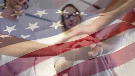 Animation-Der-Amerikanischen-Flagge-über-Glücklichen-Kaukasischen-Freunden-Und-Freundinnen,-Die-Die-Hände-Stapeln