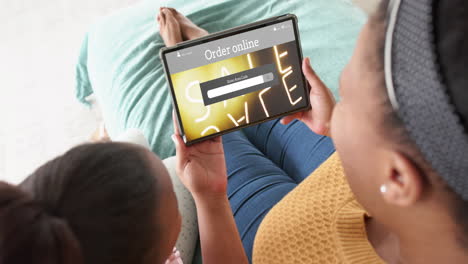 Afroamerikanische-Mutter-Und-Tochter-Nutzen-Tablet,-Kaufen-Während-Des-Verkaufs-Online-Ein,-Zeitlupe