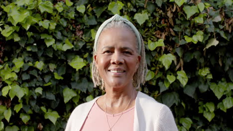 Retrato-De-Una-Feliz-Anciana-Afroamericana-Sonriendo-Y-Riendo-En-El-Jardín,-Cámara-Lenta