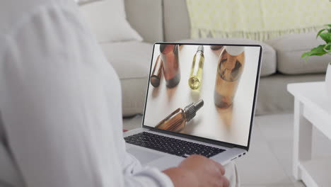 Biracial-Frau-Benutzt-Laptop-Zu-Hause-Online-Shopping-Für-Schönheitsprodukte,-Zeitlupe