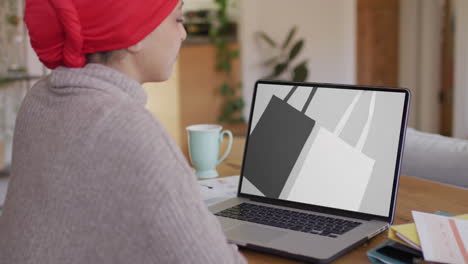 Biracial-Frau-Am-Tisch-Mit-Laptop,-Online-Shopping-Für-Taschen,-Zeitlupe