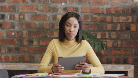 Fröhliche-Afroamerikanische-Geschäftsfrau-Mit-Videoanruf,-Gespräch-Und-Verwendung-Eines-Tablets,-Zeitlupe
