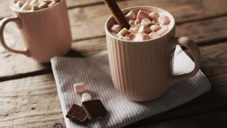 Video-Von-Tassen-Schokolade,-Marshmallows,-Weihnachtsdekorationen-Und-Kopierraum-Auf-Holzhintergrund