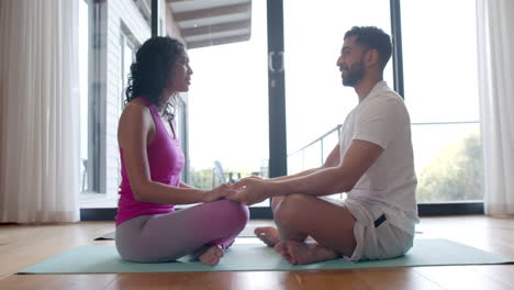 Mischlingspaar-Macht-Yoga-Und-Meditiert-Zu-Hause,-In-Zeitlupe