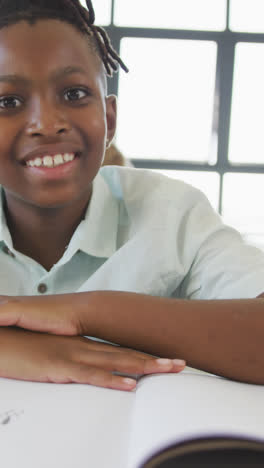 Video-Eines-Glücklichen-Afroamerikanischen-Jungen,-Der-An-Der-Schulbank-Sitzt