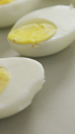 Video-Einer-Nahaufnahme-Von-Hälften-Hartgekochter-Eier-Auf-Grauem-Hintergrund
