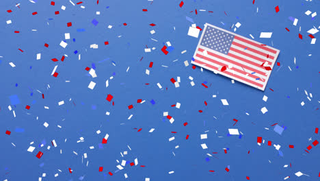 Animation-Von-Konfetti,-Das-über-Die-Flagge-Der-Vereinigten-Staaten-Von-Amerika-Auf-Blauem-Hintergrund-Fällt