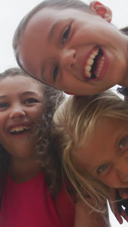 Video-Von-Glücklichen,-Vielfältigen-Mädchen,-Die-Sich-Umarmen-Und-In-Die-Kamera-Schauen