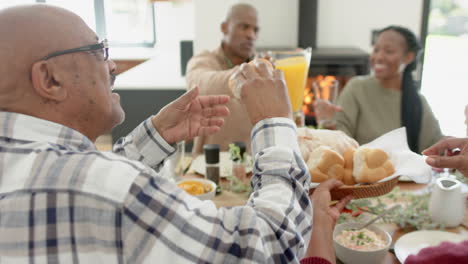 Afroamerikanische-Eltern,-Kinder-Und-Großeltern-Feiern-Beim-Thanksgiving-Dinner,-Zeitlupe