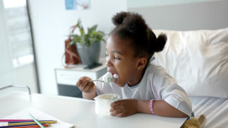 Afroamerikanisches-Mädchen-Isst-Mittagessen-Im-Krankenhausbett,-Zeitlupe