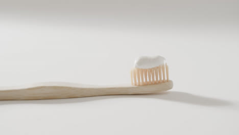 Nahaufnahme-Einer-Zahnbürste-Mit-Zahnpasta-Auf-Weißem-Hintergrund-Mit-Kopierraum