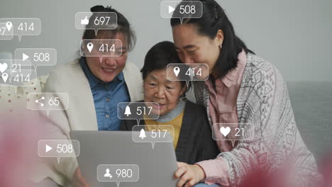 Animation-Von-Social-Media-Benachrichtigungen-über-Glückliche-Asiatische-Verwandte,-Die-Zu-Hause-Einen-Laptop-Verwenden