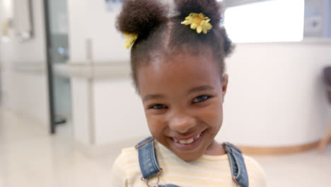 Retrato-De-Una-Feliz-Niña-Afroamericana-En-El-Hospital,-Cámara-Lenta