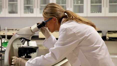 Junge-Wissenschaftlerin-Schaut-Durch-Das-Mikroskop-Im-Labor