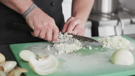 Chef-Masculino-Caucásico-Cortando-Verduras-En-La-Cocina,-Cámara-Lenta