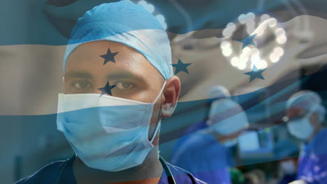 Animación-De-La-Bandera-De-Honduras-Contra-El-Retrato-De-Un-Cirujano-Birracial-Con-Mascarilla-Quirúrgica-En-El-Hospital