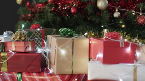 Video-Eines-Weihnachtsbaums-Mit-Geschenken-Und-Lichterketten-Mit-Kopierraum