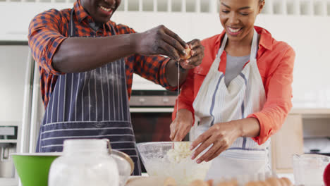 Video-Eines-Glücklichen-Afroamerikanischen-Paares,-Das-Zusammen-In-Der-Küche-Backt