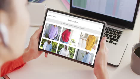 Kaukasische-Frau-Am-Schreibtisch-Mit-Tablet,-Online-Shopping-Für-Kleidung,-Zeitlupe