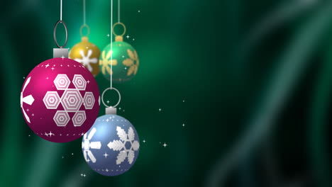 Drehende-Bunte-Weihnachtskugeln-Und-Weiße-Sterne-Auf-Weichem-Dunkelgrünem-Hintergrund,-Kopierraum