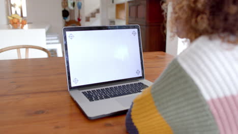 Mujer-Afroamericana-Usando-Laptop-Con-Espacio-Para-Copiar-En-Pantalla,-Cámara-Lenta