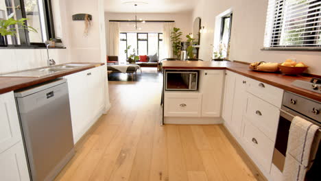 Kücheneinrichtung-Mit-Sauberen-Arbeitsplatten-Zu-Hause,-Zeitlupe