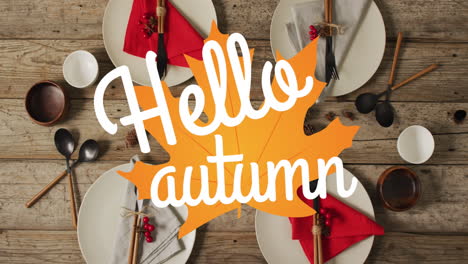 Animation-Von-„Hallo-Herbst“-Text-über-Besteck-Und-Herbstblättern-Auf-Holzhintergrund