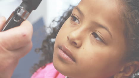 Animation-Des-Textes-Zum-Weltgesundheitstag-über-Einem-Afroamerikanischen-Mädchen,-Das-Ihre-Augen-Testen-Lässt