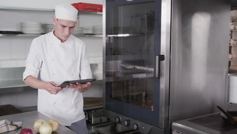 Chef-Masculino-Caucásico-Usando-Tableta-En-La-Cocina,-Cámara-Lenta
