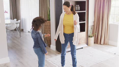 Video-Einer-Glücklichen-Asiatischen-Mutter-Und-Tochter,-Die-Im-Wohnzimmer-Tanzen