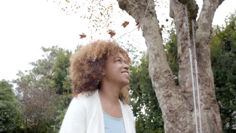 Glückliche-Afroamerikanische-Frau-Lächelt-Und-Geht-Im-Garten,-Zeitlupe