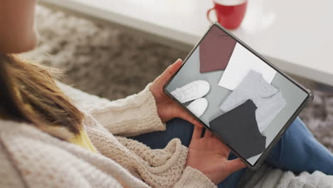 Kaukasische-Frau-Nutzt-Tablet-Zu-Hause-Zum-Online-Shopping,-Zeitlupe