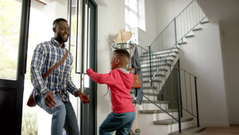 Padre-Afroamericano-Saludando-Y-Abrazándose-Con-Su-Hijo-Después-Del-Trabajo-En-Casa,-Cámara-Lenta