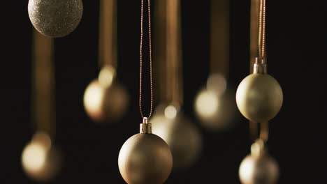Video-Von-Weihnachtsdekorationen-Mit-Goldenen-Kugeln-Und-Platz-Zum-Kopieren-Auf-Schwarzem-Hintergrund