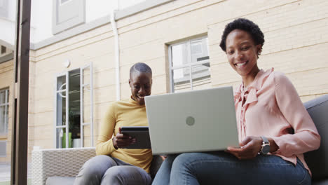 Zwei-Glückliche-Afroamerikanische-Geschäftsfrauen-Unterhalten-Sich-Im-Freien-Und-Nutzen-Technologie-In-Zeitlupe