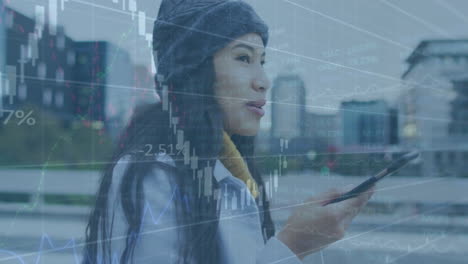 Animation-Der-Verarbeitung-Finanzieller-Daten-über-Eine-Asiatische-Frau,-Die-Auf-Der-Straße-Mit-Dem-Smartphone-Spricht