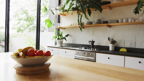 Es-Wird-Eine-Moderne-Kücheneinrichtung-Präsentiert,-In-Die-Natürliches-Licht-Einfällt