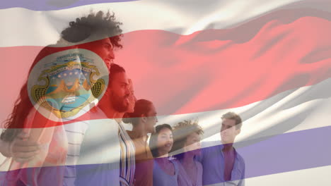 Animation-Der-Flagge-Costa-Ricas,-Die-über-Verschiedenen-Freunden-Weht,-Die-Eine-Menschenkette-Bilden-Und-Aufs-Meer-Blicken