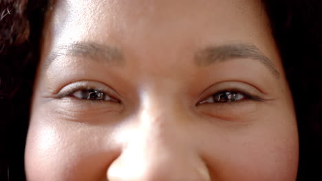 Porträt,-Nahaufnahme-Der-Augen-Einer-Glücklichen-Afroamerikanischen-Frau,-Die-Lächelt,-Zeitlupe