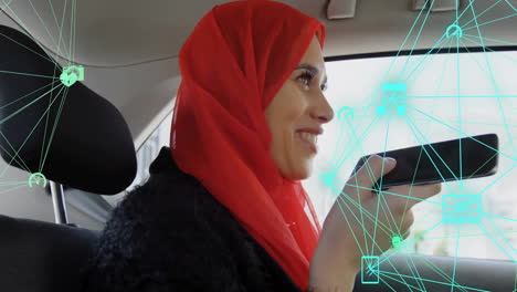 Animation-Von-Verbundenen-Symbolen-Globen-über-Einer-Kaukasischen-Frau-Im-Hijab-Mit-Sprachassistent-Im-Auto