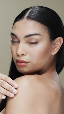 Vertikales-Video-Einer-Frau-Mit-Gemischter-Abstammung-Und-Schwarzem-Haar,-Make-up-Und-Blick-In-Die-Kamera,-Kopierraum,-Zeitlupe