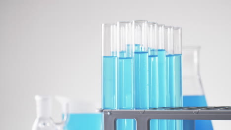 Video-Von-Laborreagenzgläsern-Aus-Glas-Mit-Blauer-Flüssigkeit-Mit-Kopierraum-Auf-Weißem-Hintergrund