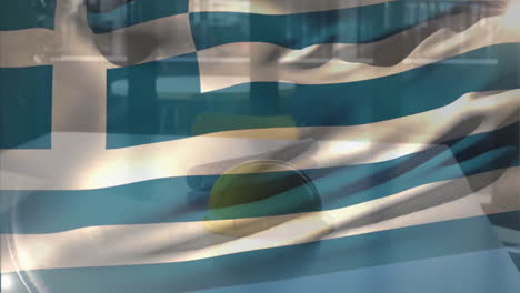 Animation-Der-Flagge-Griechenlands,-Die-über-Einem-Gelben-Helm-Weht,-Und-Des-Grundrisses-Auf-Einem-Tisch-Vor-Einem-Glasfenster