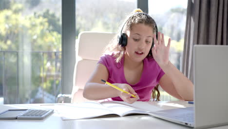 Glückliches-Biracial-Mädchen-Mit-Kopfhörern-Und-Laptop-Für-Online-Schulunterricht-Zu-Hause