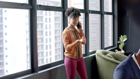 Mujer-De-Negocios-Afroamericana-Usando-Un-Teléfono-Inteligente-En-La-Oficina-Con-Espacio-Para-Copiar,-Cámara-Lenta